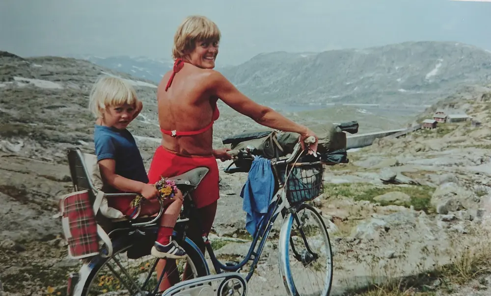 Finalebilder fra våren 2018. DNTs fotokonkurranse. Tema: Historiske bilder.

Mor og dotter på sykkeltur på Rallarvegen retning Hallingskeid sommaren 1981. Det var annan trend då med tregirs sykkel og ingen hjelm på verken vaksene eller born. Innsendar av biletet er meg, Heidi Reisegg Endal, som sit bak på sykkelen. Det er min far Richard Jacobsen som har teke biletet. Sykkelen fekk mor mi (Tove Reisegg Jacobsen) i konfirmasjonsgåve i 1962. På den tida var det eksklusivt å ha sykkel med tre gir.
Mine foreldre har samtykka til at eg kan sende inn biletet.